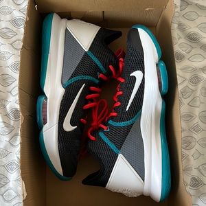 Lebron witness IV sz 11.5